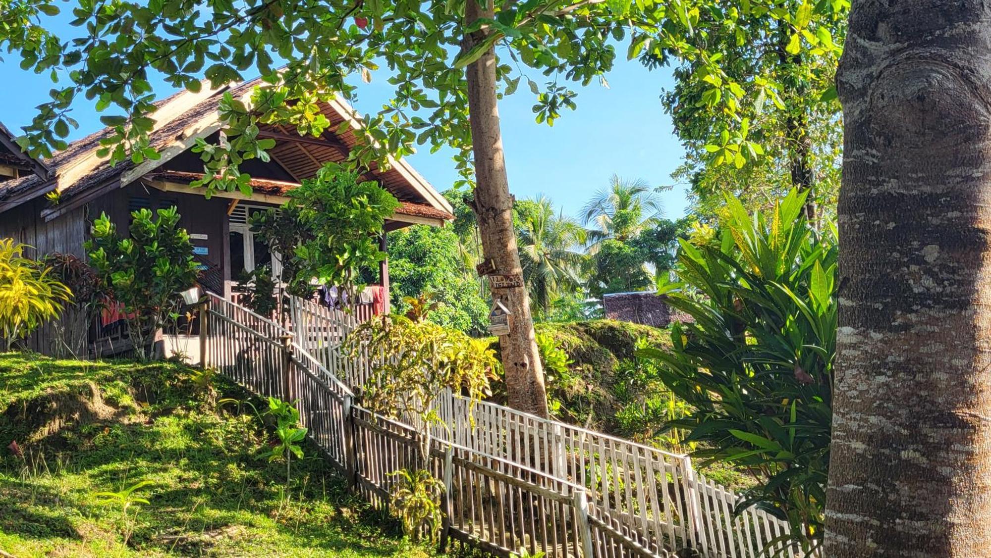 Pristine Paradise Dive Resort - Togean Islands, Una Una Pulau Unauna Exteriör bild